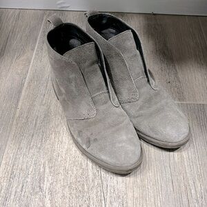 Women’s booties, no heel size 5M